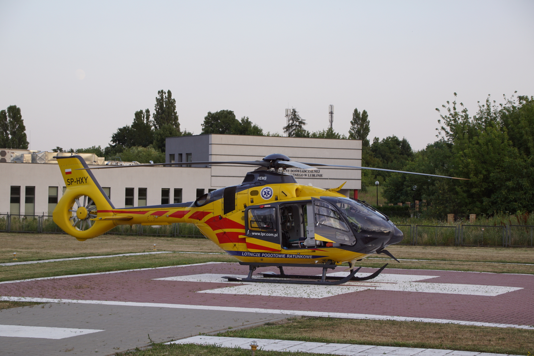 Wypadł oplem z drogi, ściął latarnię i zatrzymał się w rowie. Kierowca trafił do szpitala w Lublinie (zdjęcia)