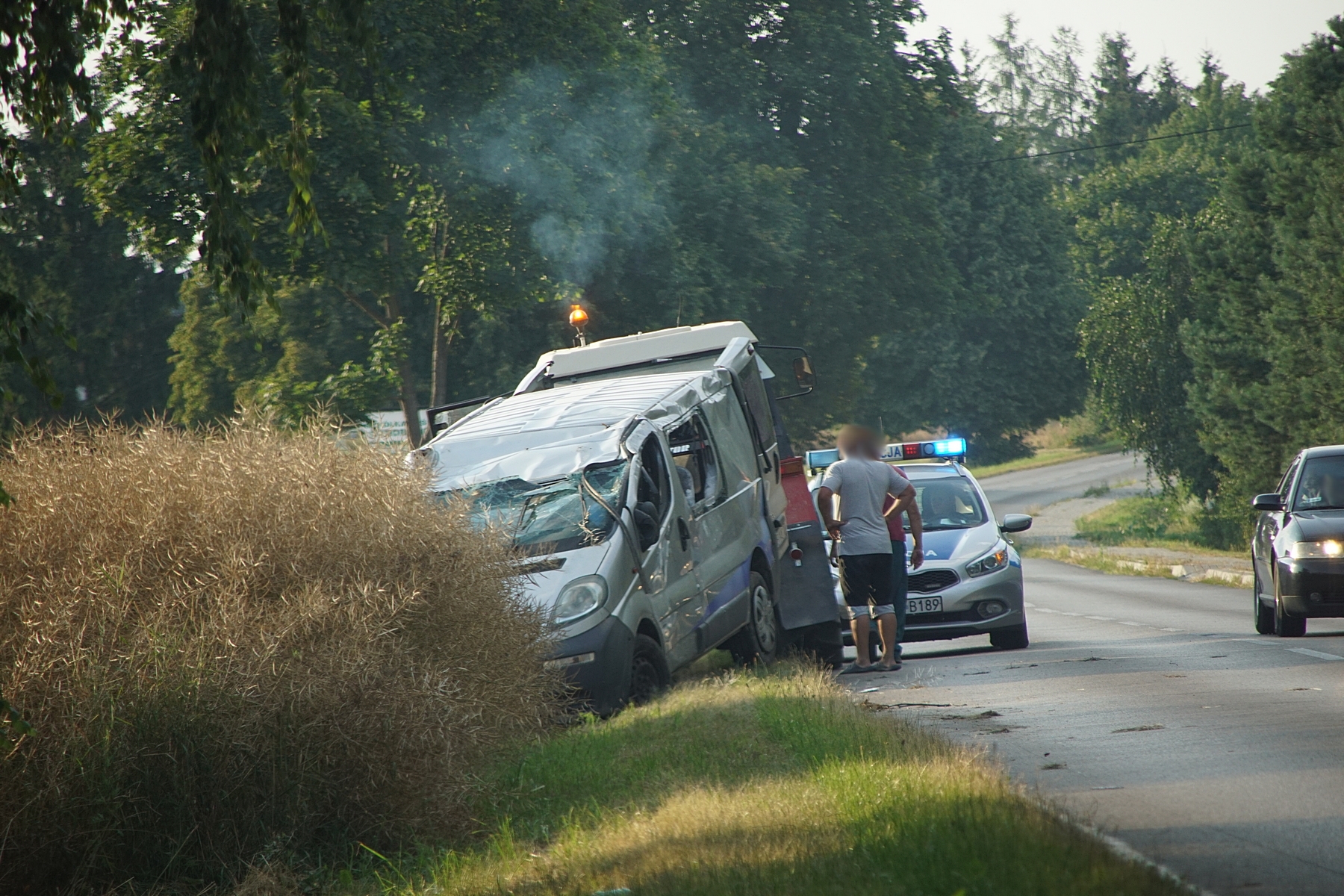 Dachowanie busa na trasie Lublin – Bychawa. Pojazd wypadł z drogi i zatrzymał się w rzepaku (zdjęcia)