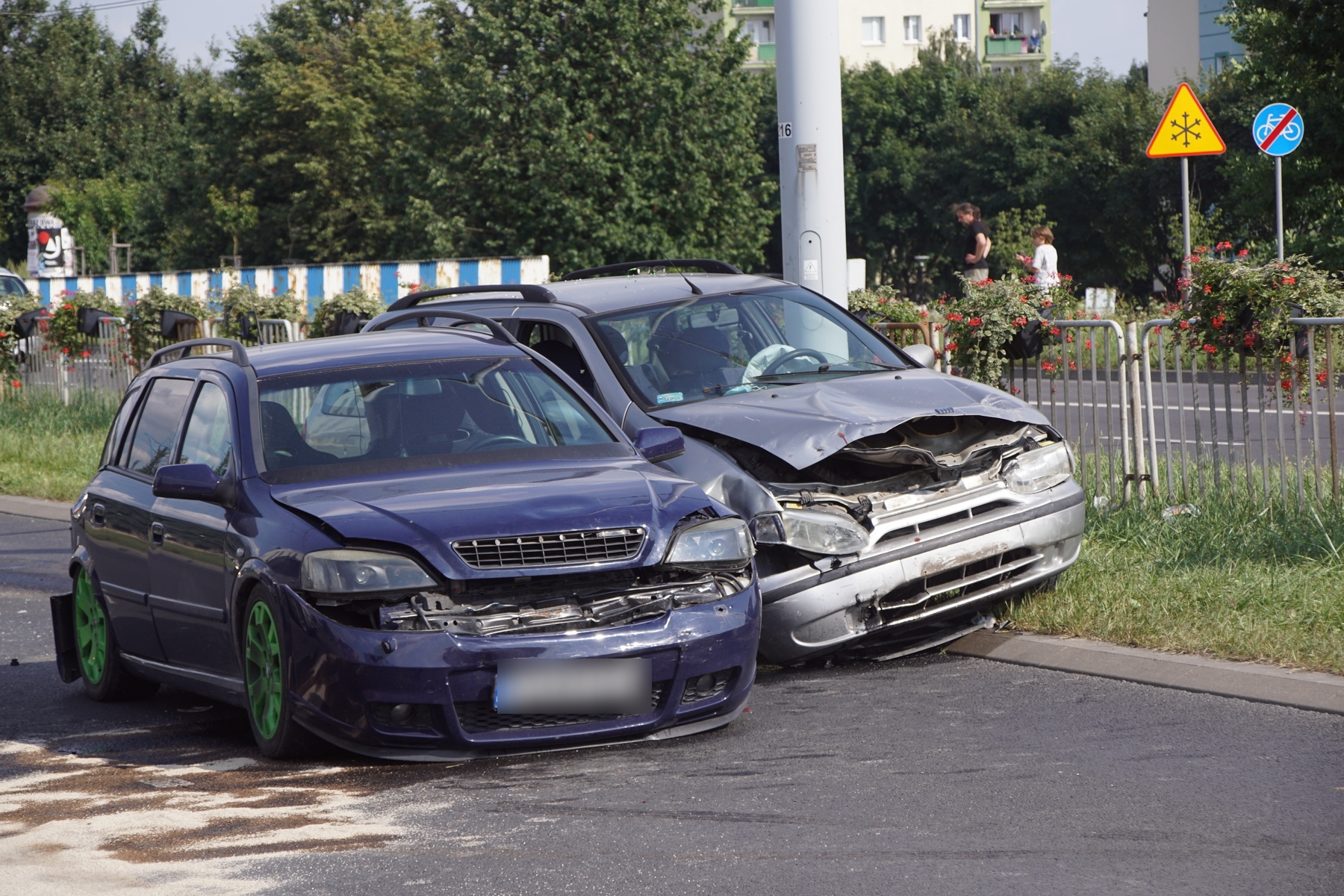 Cztery uszkodzone auta, dwie osoby w szpitalu. Duże utrudnienia w ruchu na ul. Jana Pawła II (zdjęcia)