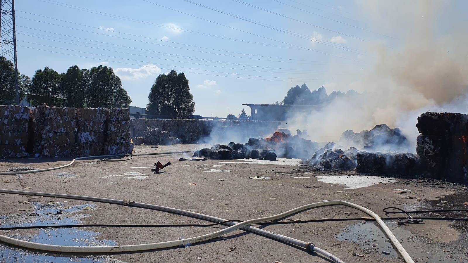 Strażacy walczyli dwanaście godzin z pożarem w sortowni śmieci w Lublinie (zdjęcia)