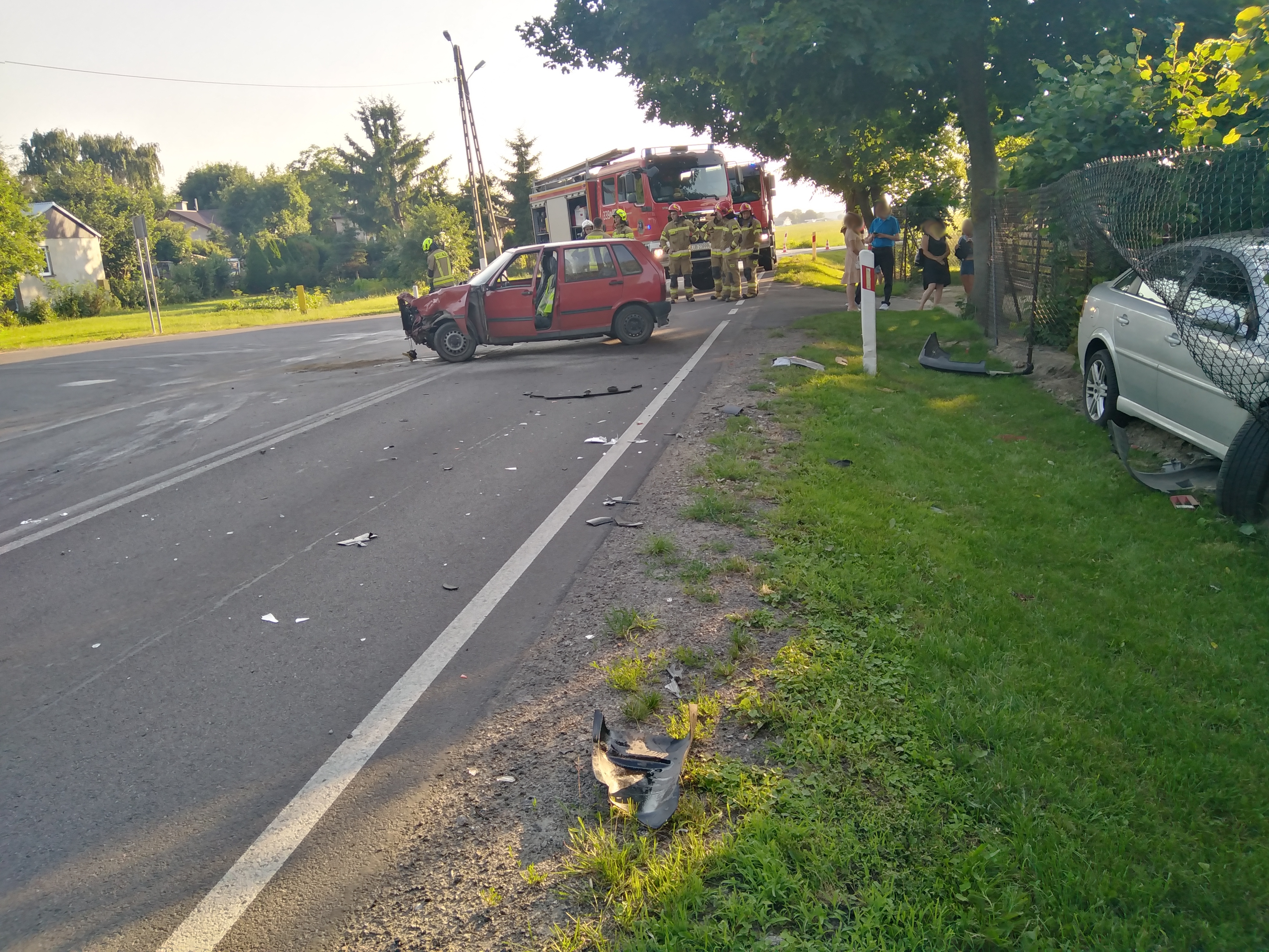 Groźny wypadek pod Lublinem. Jedna osoba trafiła do szpitala, droga jest nieprzejezdna (zdjęcia)