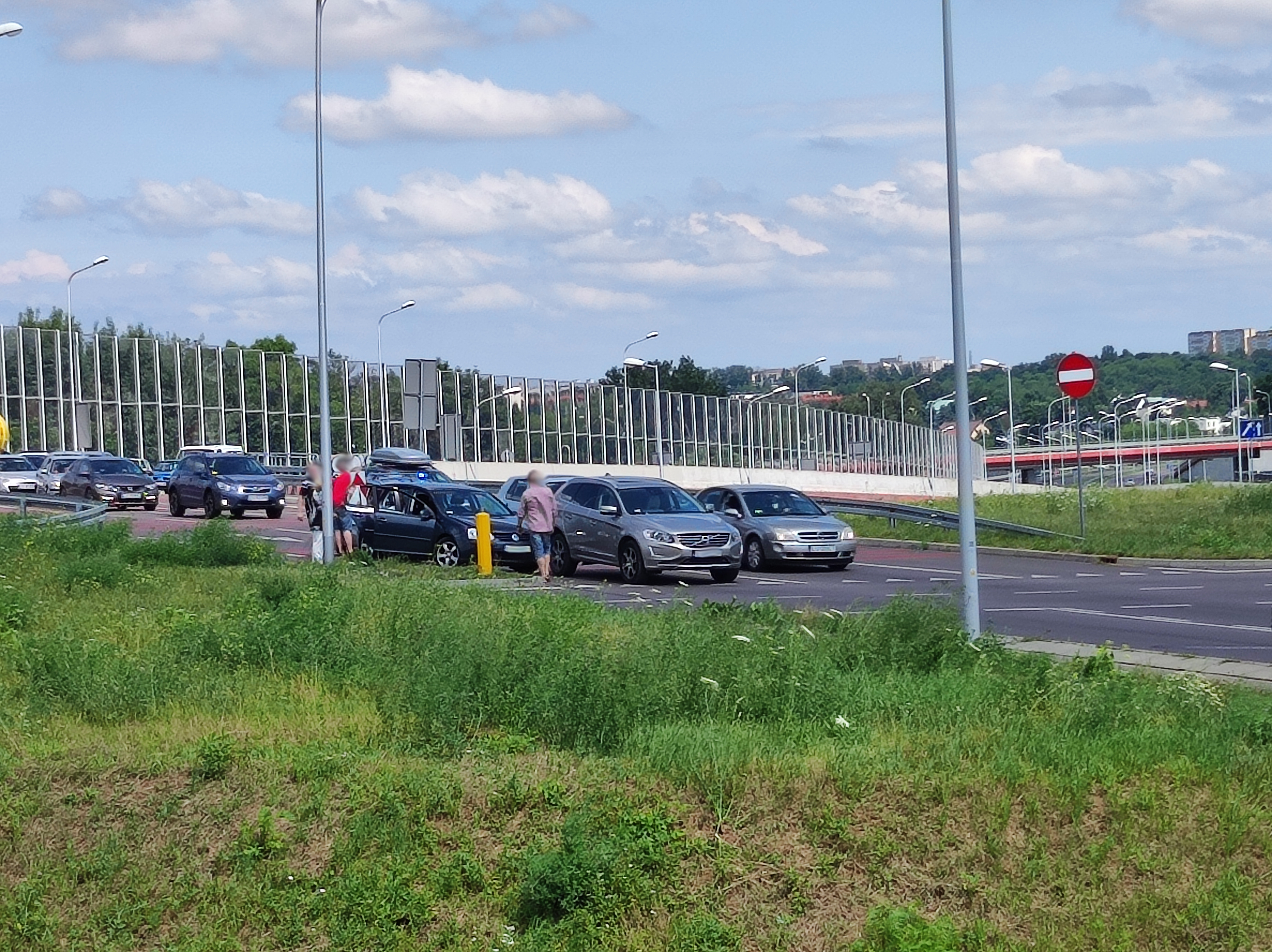 Volvo zatrzymało się przed wjazdem na rondo. Zaskoczyło to kierowcę volkswagena (zdjęcia)