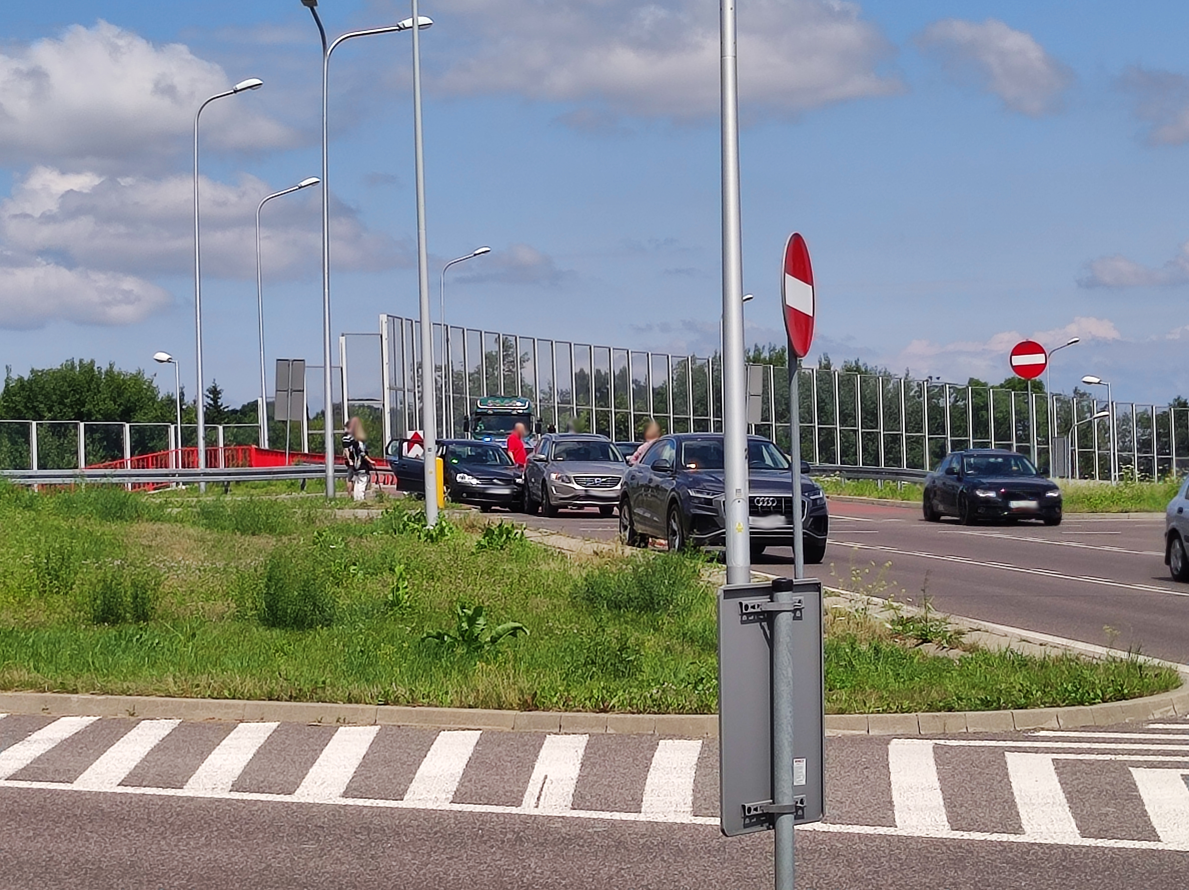 Volvo zatrzymało się przed wjazdem na rondo. Zaskoczyło to kierowcę volkswagena (zdjęcia)