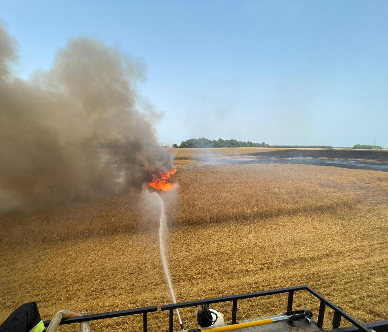 Ogromny pożar zboża. Spłonęło 6 hektarów jęczmienia (zdjęcia)