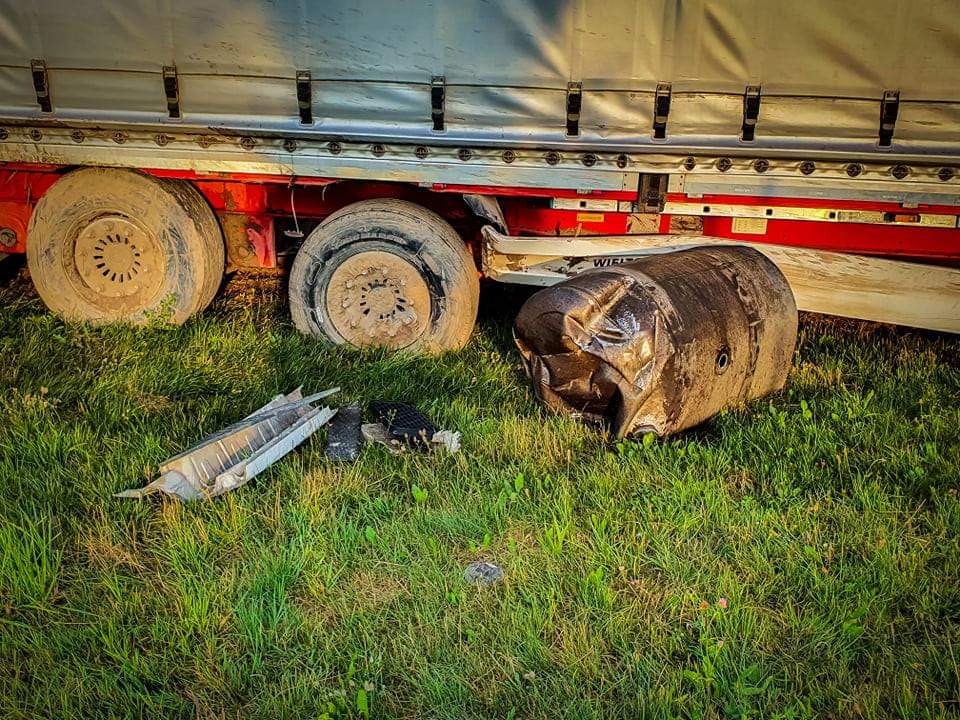 Zasnął za kierownicą, ciężarówka wypadła z drogi ekspresowej (zdjęcia)