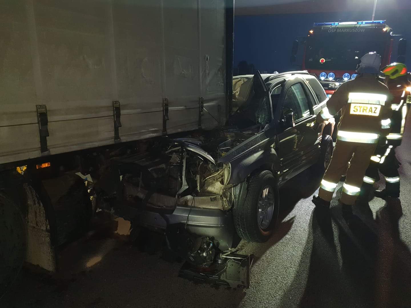 Dwie osoby trafiły do szpitala po zderzeniu dwóch pojazdów na drodze ekspresowej S17 (zdjęcia)