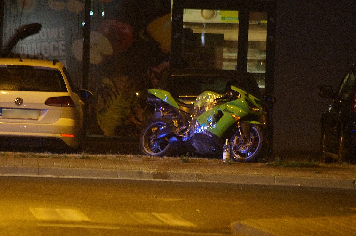 Nieudany manewr motocyklisty. Mężczyzna przewrócił się na skrzyżowaniu (zdjęcia)