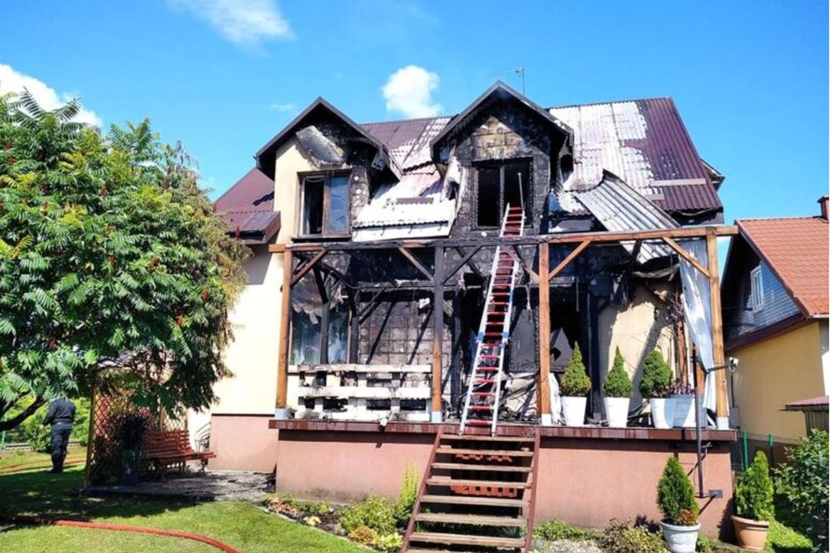 Kilkaset tysięcy strat po pożarze domu. Trwa ustalanie przyczyn pojawienia się ognia (zdjęcia)