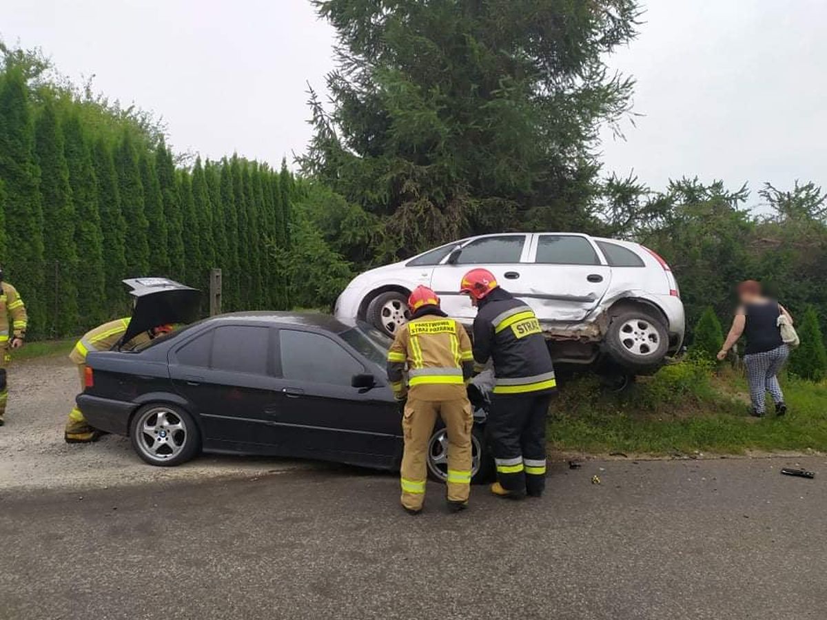 Zderzenie BMW z oplem. Jedno auto zatrzymało się na drugim (zdjęcia)