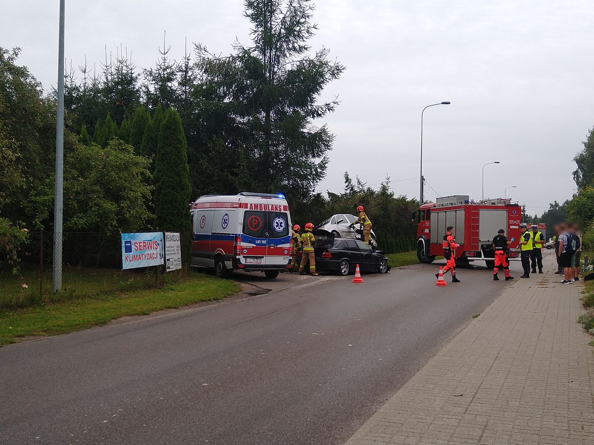 Zderzenie BMW z oplem. Jedno auto zatrzymało się na drugim (zdjęcia)