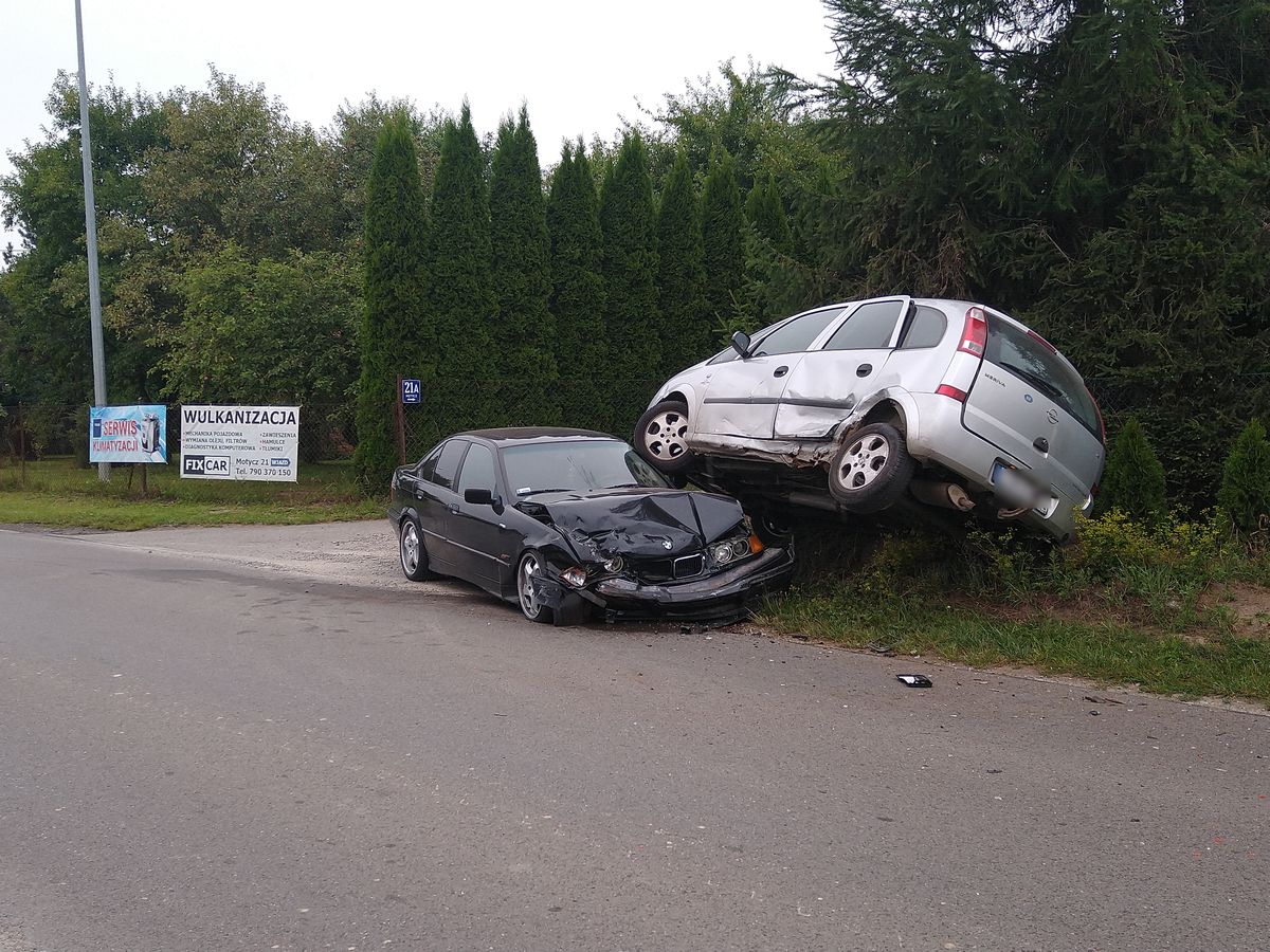 Zderzenie BMW z oplem. Jedno auto zatrzymało się na drugim (zdjęcia)