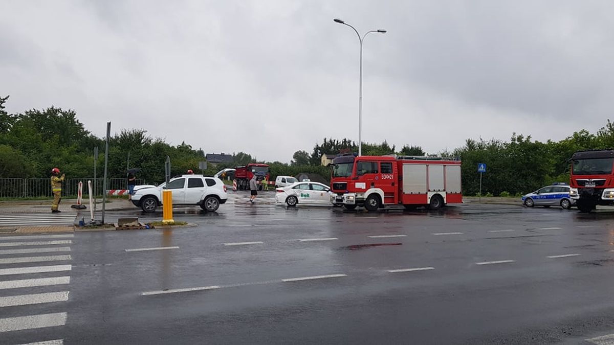 Pasażer Bolta przesiadł się do dacii. Po chwili oba pojazdy zderzyły się na skrzyżowaniu (zdjęcia)