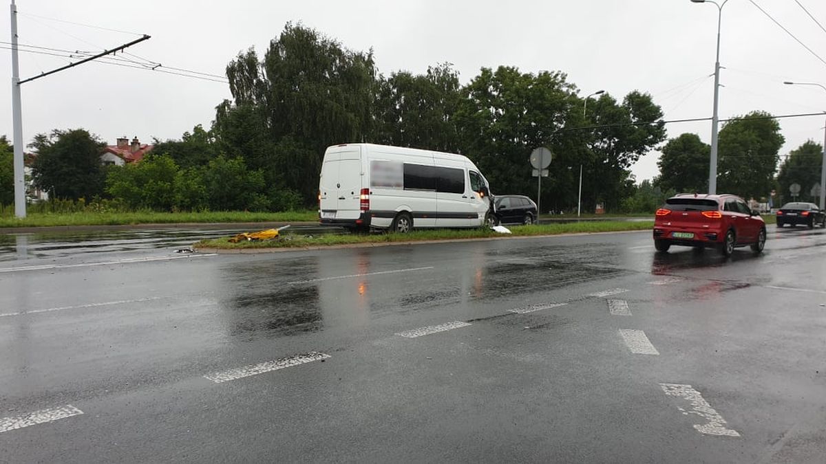 Pasażerski bus zderzył się z autobusem komunikacji miejskiej (zdjęcia)