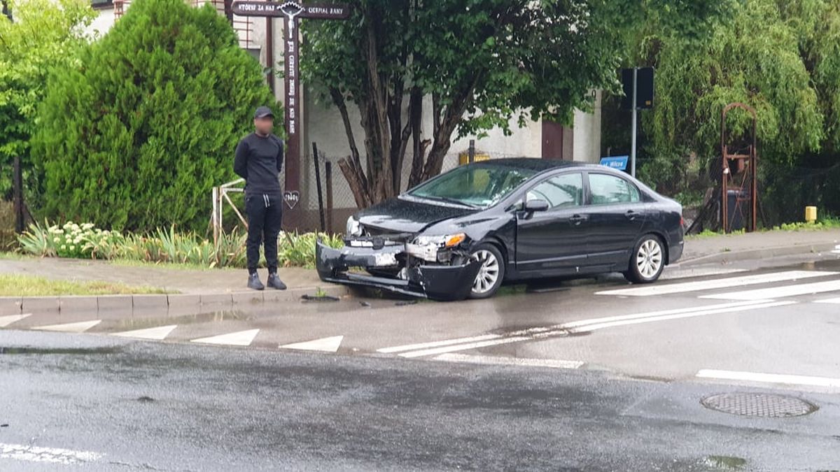 Kierowca Bolta zgubił się wioząc pasażera. Nawet nie zwolnił przed skrzyżowaniem, zderzył się z toyotą (zdjęcia)