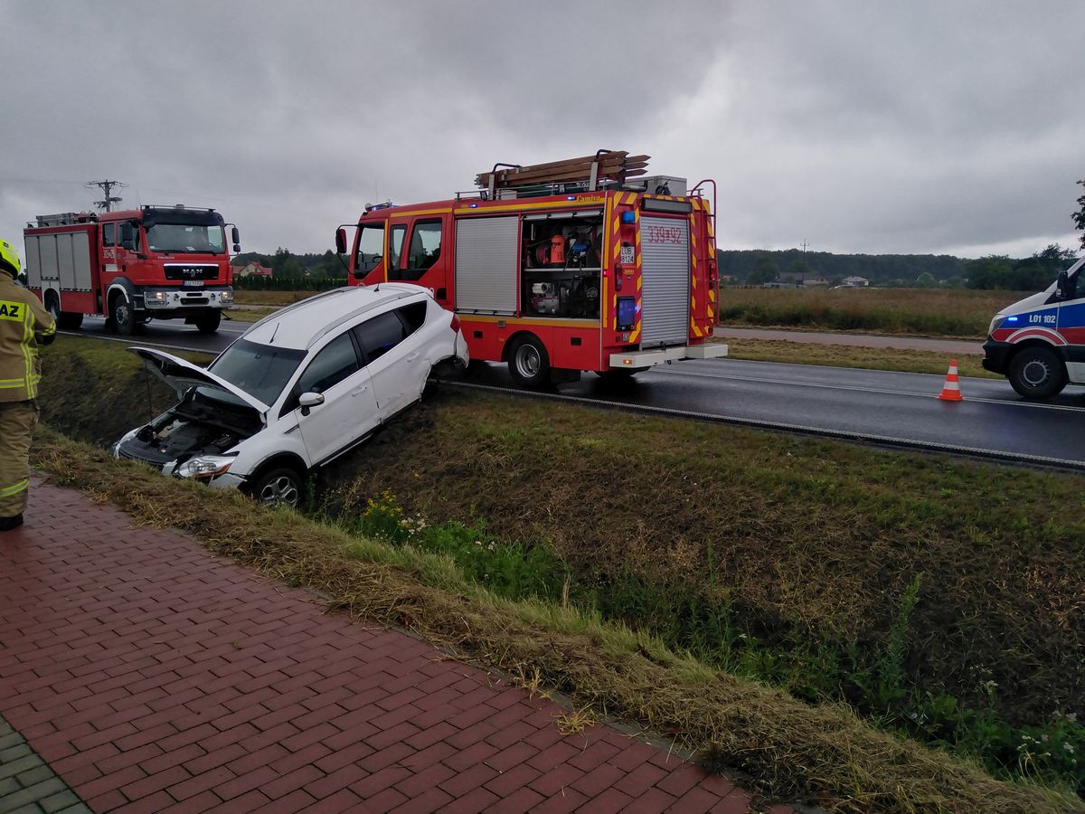 Na łuku jezdni doprowadził do zderzenia z fordem. Wyskoczył z auta i uciekł do lasu (zdjęcia)