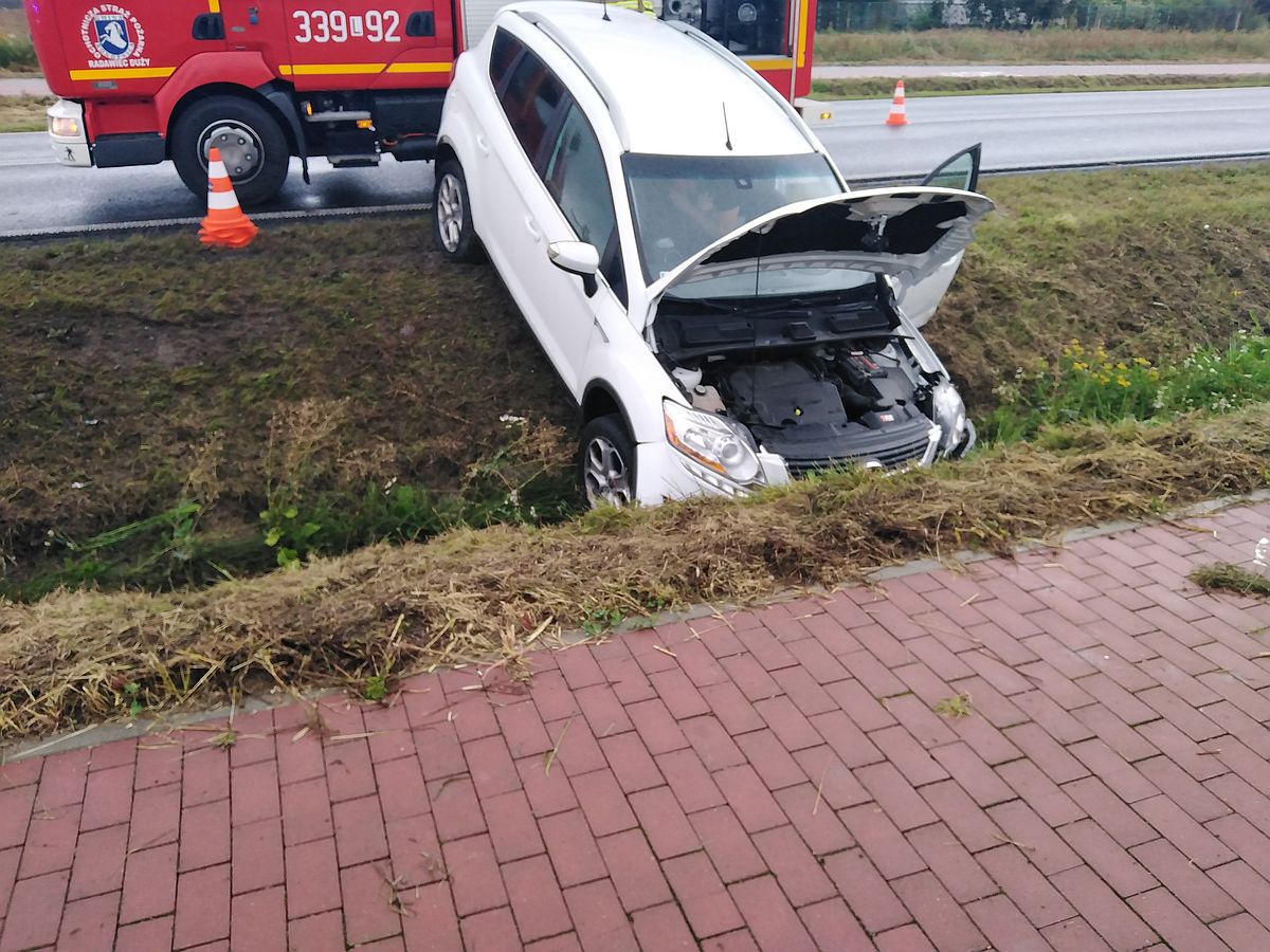 Na łuku jezdni doprowadził do zderzenia z fordem. Wyskoczył z auta i uciekł do lasu (zdjęcia)