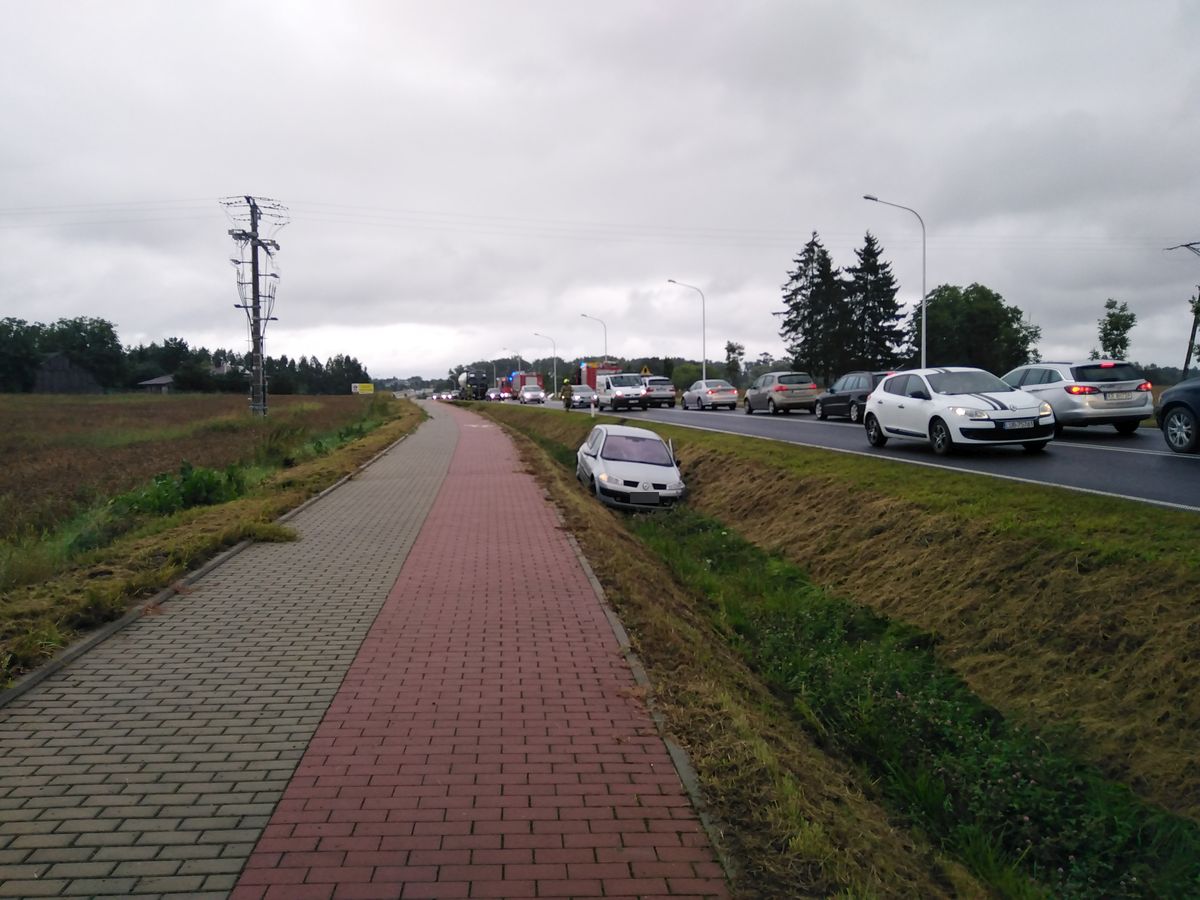 Na łuku jezdni doprowadził do zderzenia z fordem. Wyskoczył z auta i uciekł do lasu (zdjęcia)