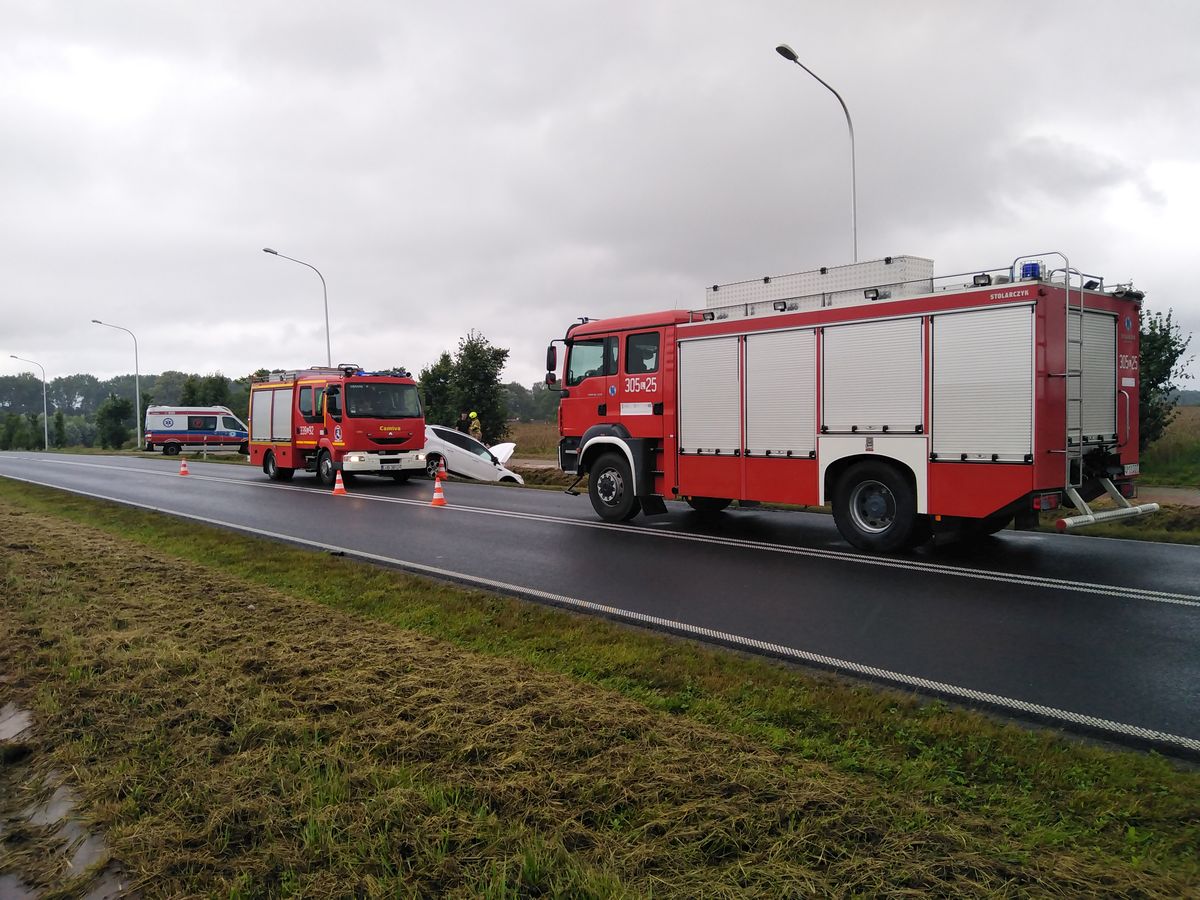 Na łuku jezdni doprowadził do zderzenia z fordem. Wyskoczył z auta i uciekł do lasu (zdjęcia)