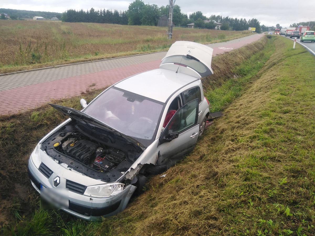 Na łuku jezdni doprowadził do zderzenia z fordem. Wyskoczył z auta i uciekł do lasu (zdjęcia)