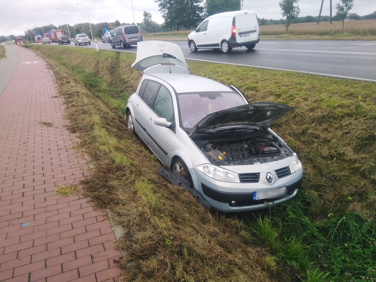 Na łuku jezdni doprowadził do zderzenia z fordem. Wyskoczył z auta i uciekł do lasu (zdjęcia)