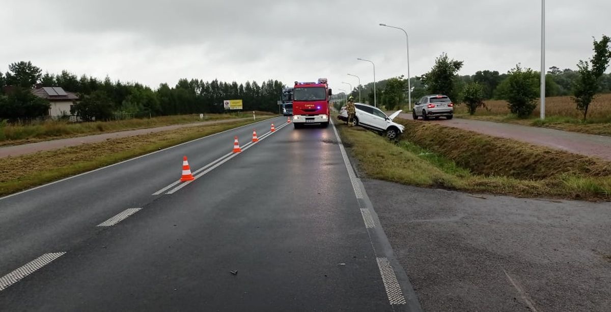 Na łuku jezdni doprowadził do zderzenia z fordem. Wyskoczył z auta i uciekł do lasu (zdjęcia)