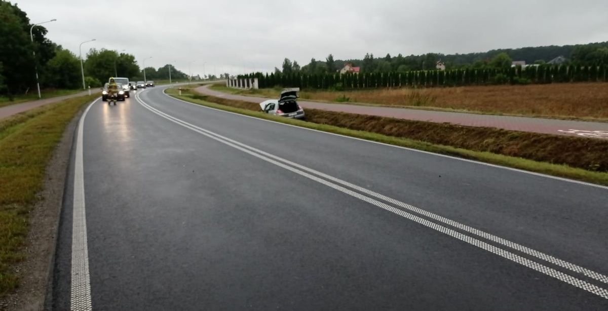 Na łuku jezdni doprowadził do zderzenia z fordem. Wyskoczył z auta i uciekł do lasu (zdjęcia)