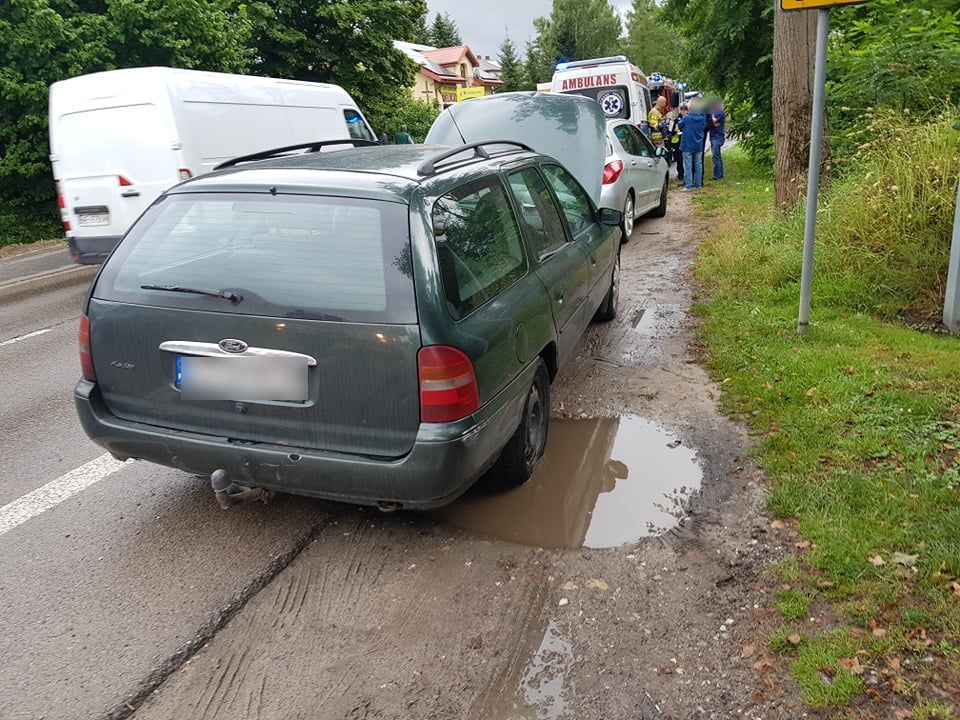 Kolejny wypadek na drogach naszego regionu. Tym razem ford zderzył się z peugeotem (zdjęcia)