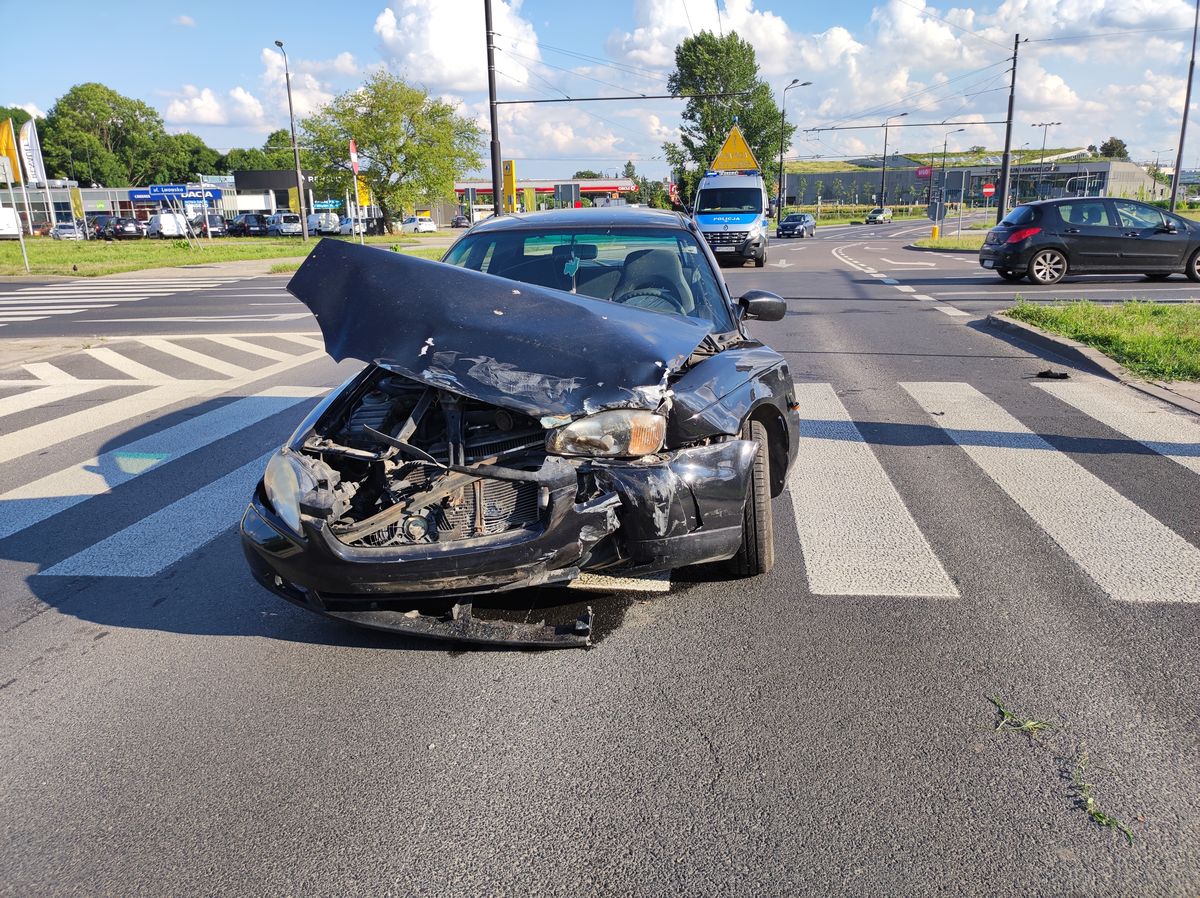 Wjechała na rondo, nie ustąpiła jednak pierwszeństwa przejazdu. Kolejne zderzenie aut w tym miejscu (zdjęcia)