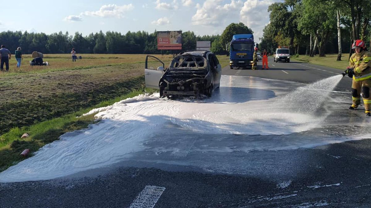 Samochód stanął w płomieniach. Droga Lubartów – Kock była zablokowana (zdjęcia)