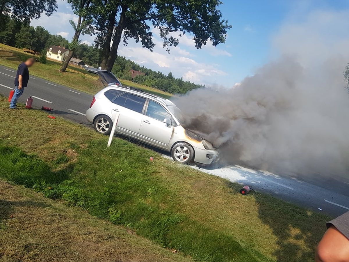 Samochód stanął w płomieniach. Droga Lubartów – Kock była zablokowana (zdjęcia)