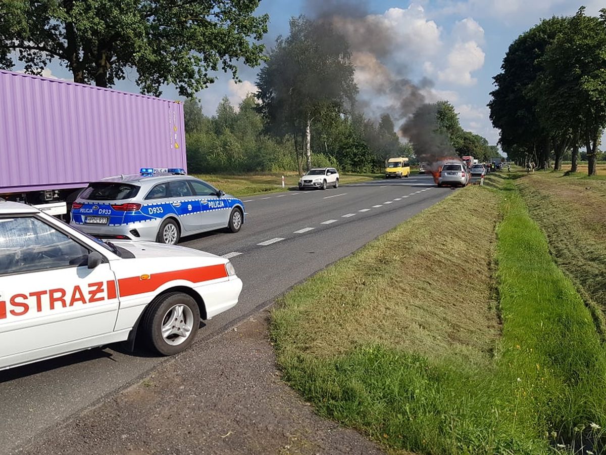 Samochód stanął w płomieniach. Droga Lubartów – Kock była zablokowana (zdjęcia)