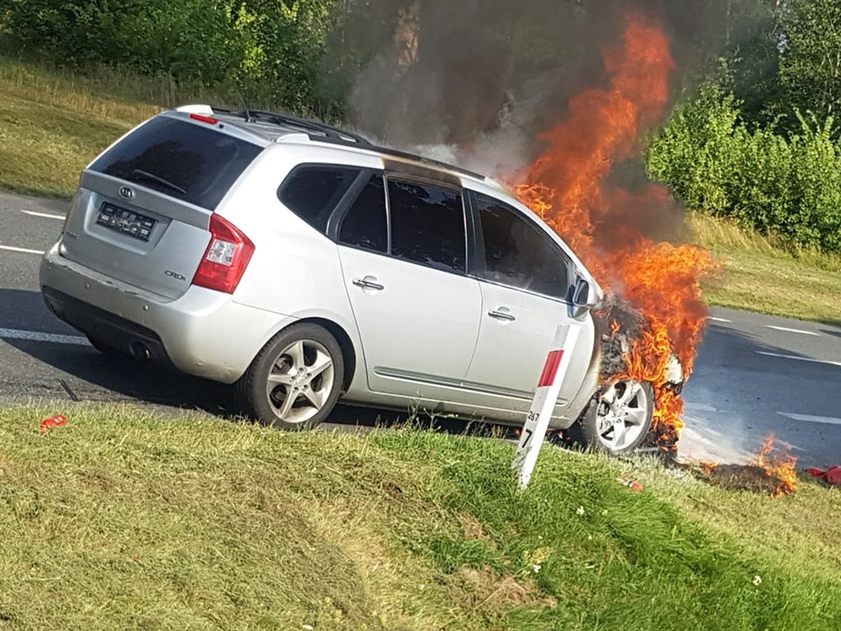Samochód stanął w płomieniach. Droga Lubartów – Kock była zablokowana (zdjęcia)