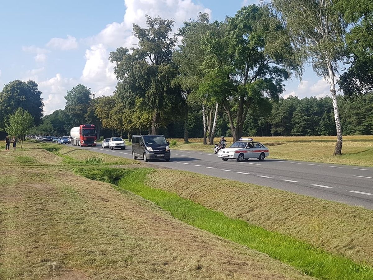 Samochód stanął w płomieniach. Droga Lubartów – Kock była zablokowana (zdjęcia)