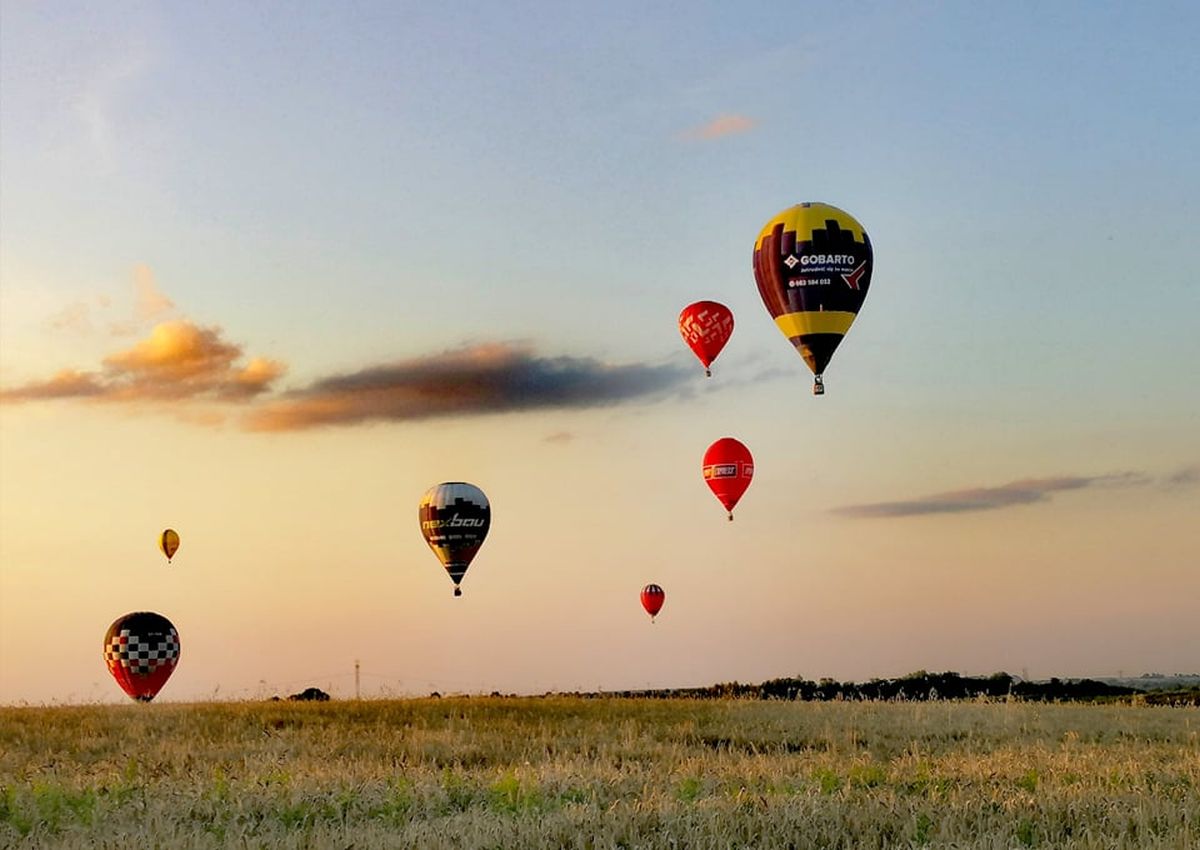 Pogoda nie sprzyjała uczestnikom zawodów balonowych. Dzisiaj w końcu udało im się wznieść w niebo (zdjęcia)