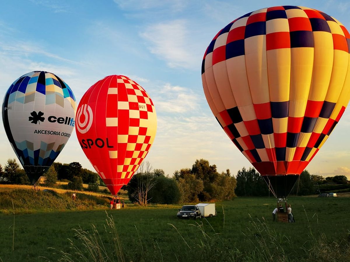 Pogoda nie sprzyjała uczestnikom zawodów balonowych. Dzisiaj w końcu udało im się wznieść w niebo (zdjęcia)