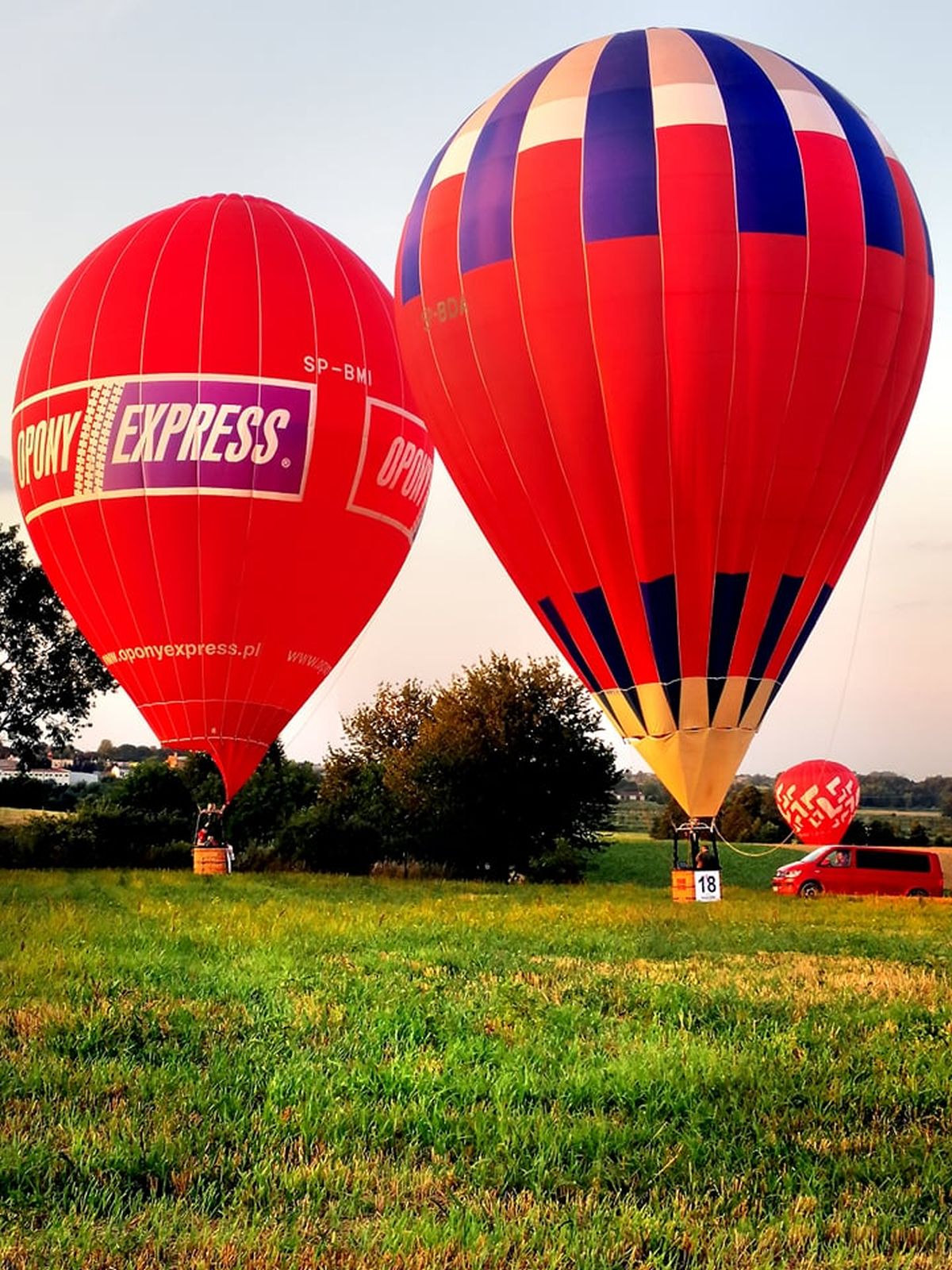 Pogoda nie sprzyjała uczestnikom zawodów balonowych. Dzisiaj w końcu udało im się wznieść w niebo (zdjęcia)