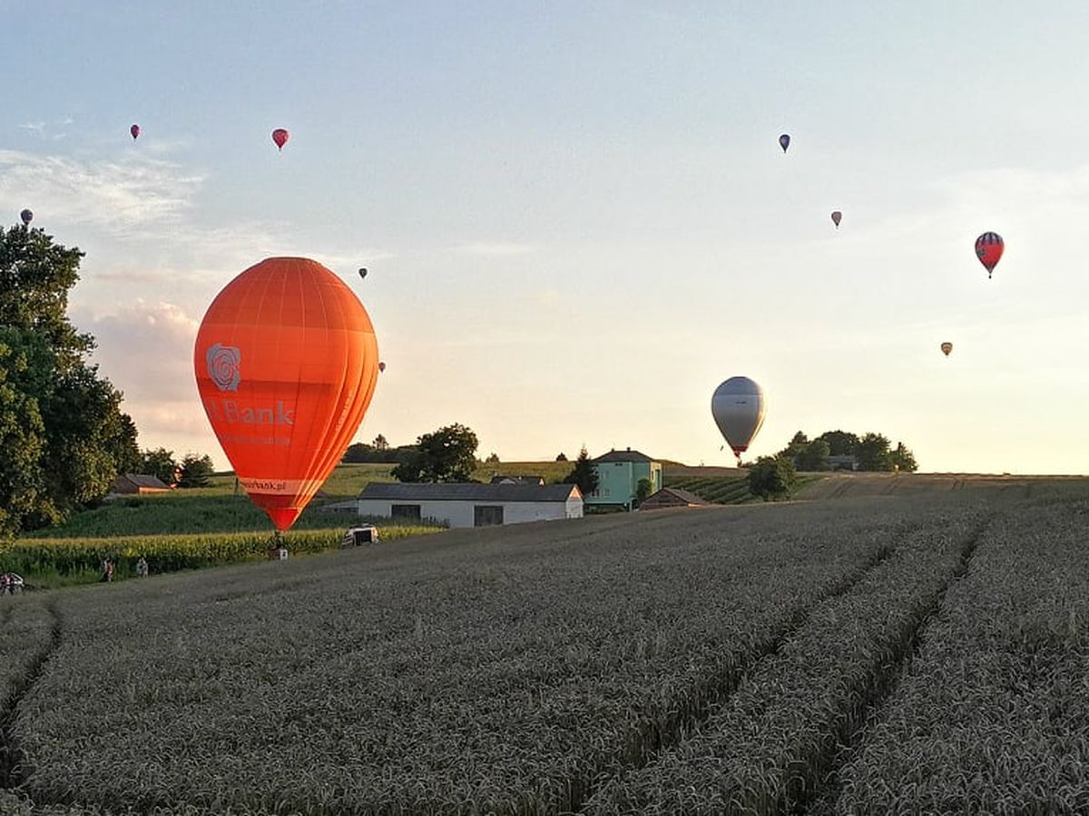 Pogoda nie sprzyjała uczestnikom zawodów balonowych. Dzisiaj w końcu udało im się wznieść w niebo (zdjęcia)