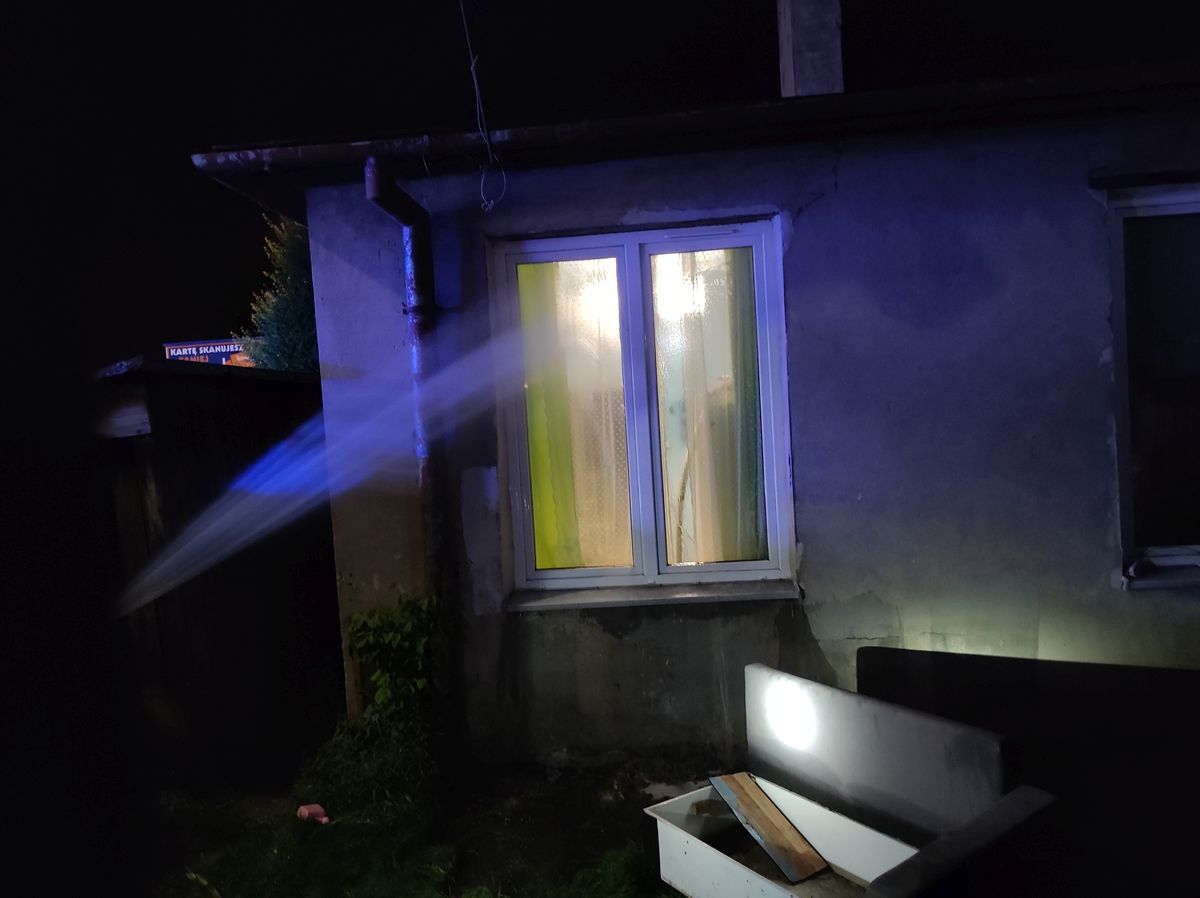 Okna mieszkania oblane cuchnącą substancją. Rodzina ewakuowana, interweniowali strażacy (zdjęcia)