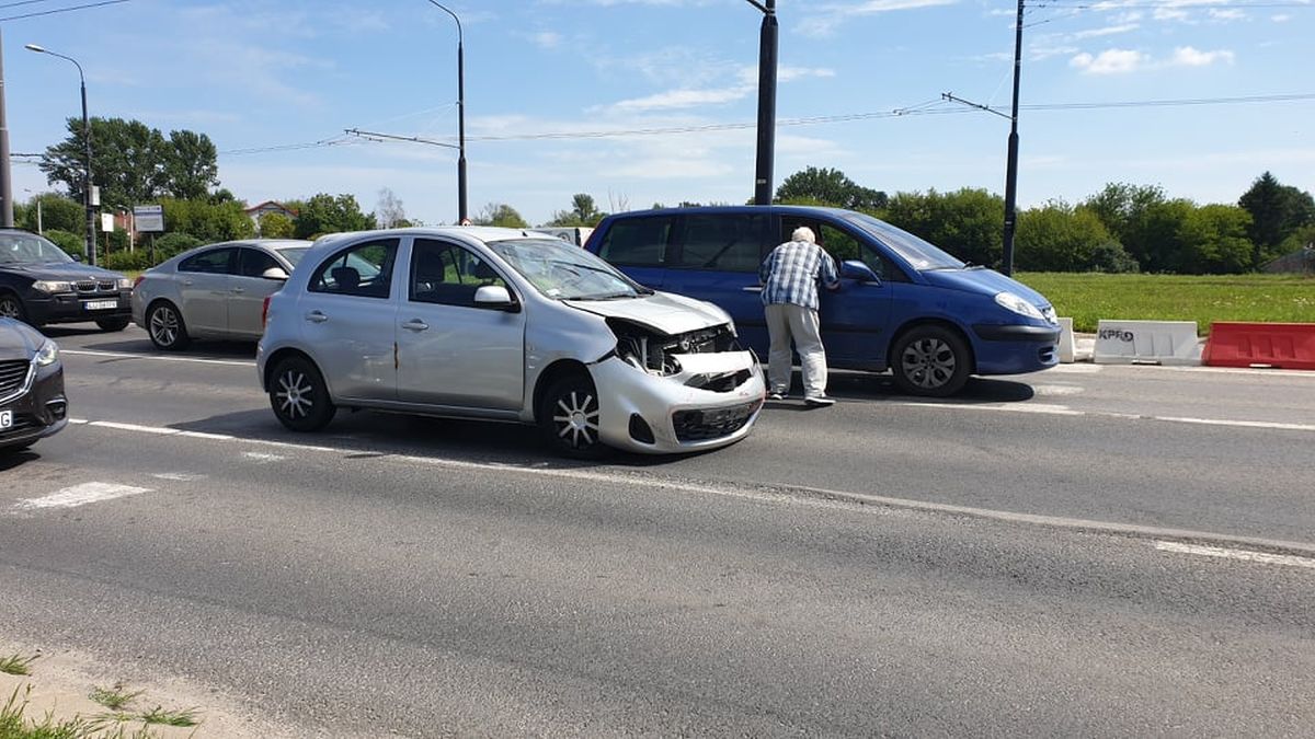 Kolejny kierowca zignorował w tym miejscu czerwone światło. Doprowadził do zderzenia z audi (zdjęcia)