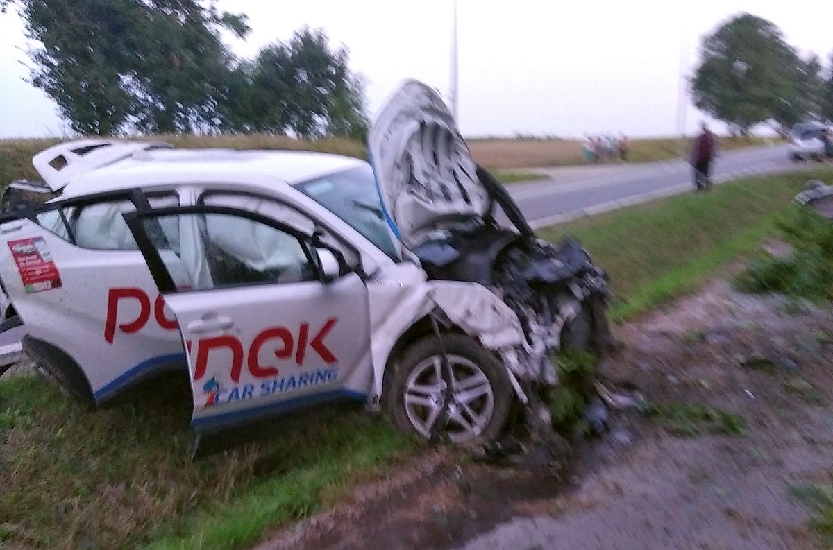 Toyota na minuty uderzyła w skarpę na trasie Lublin – Biłgoraj. Kierowca uciekł w pola (zdjęcia)