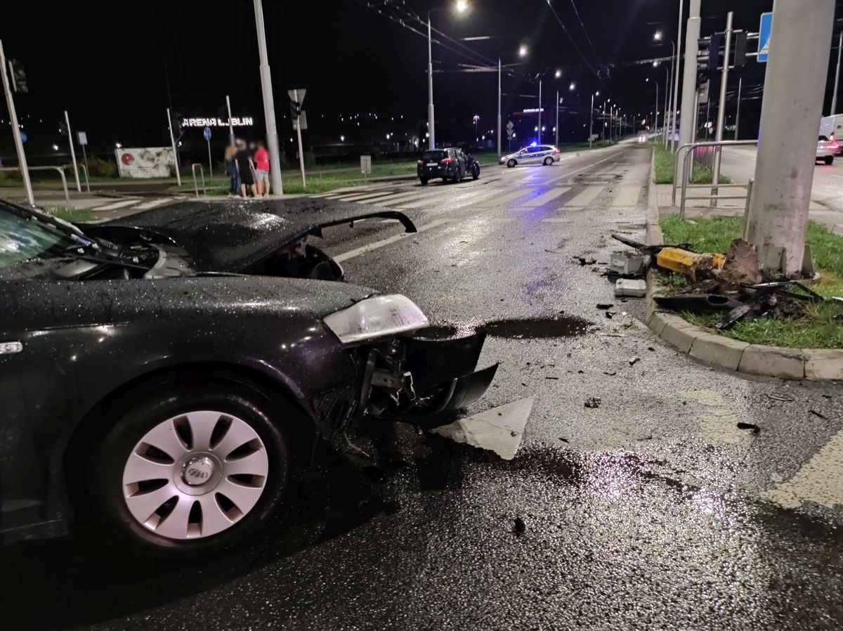 Sygnalizacja już nie działała. Nie ustąpiła pierwszeństwa przejazdu, zderzyła się z audi (zdjęcia)