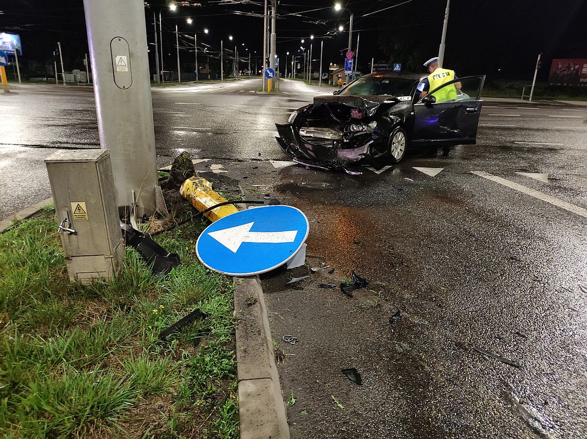 Sygnalizacja już nie działała. Nie ustąpiła pierwszeństwa przejazdu, zderzyła się z audi (zdjęcia)