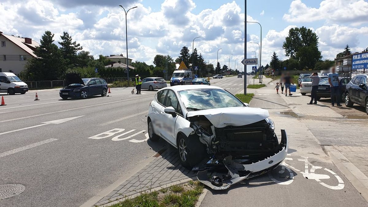 Wjechała na skrzyżowanie, doprowadziła do zderzenia z fordem. Jedna osoba została ranna (zdjęcia)