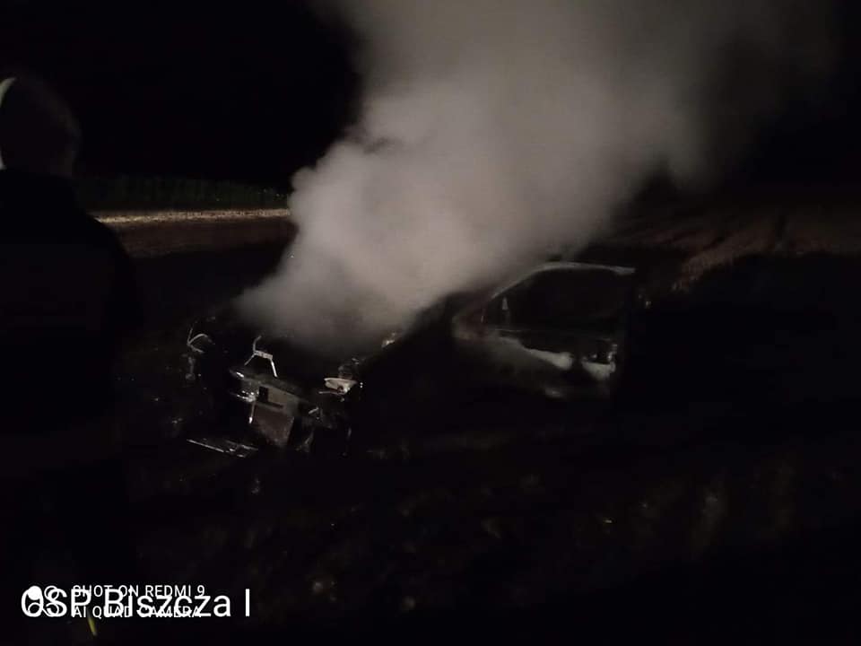 Kosztowny błąd kierowcy. Wjechał na ściernisko, po chwili jego auto stanęło w płomieniach (zdjęcia)