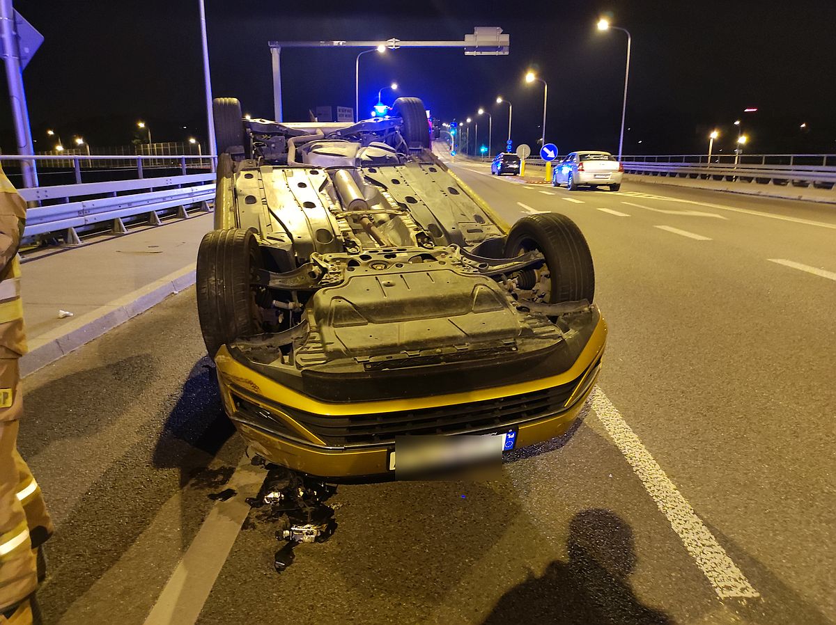 Dachowanie na wiadukcie. Wcześniej zderzyły się dwa volkswageny (zdjęcia)