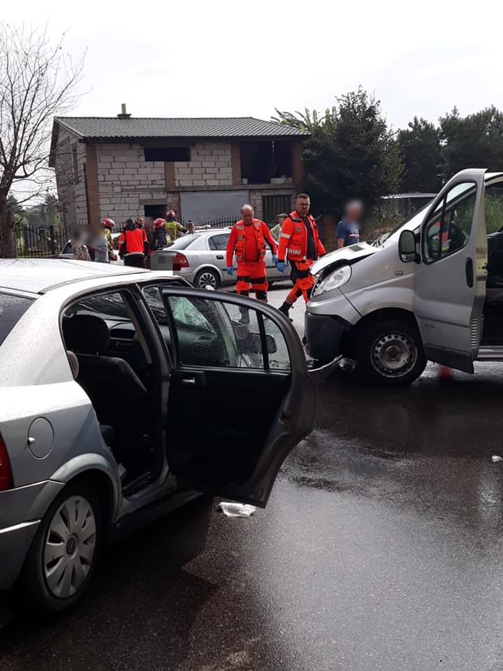 Zderzenie opla z renaultem na skrzyżowaniu. Droga jest zablokowana (zdjęcia)