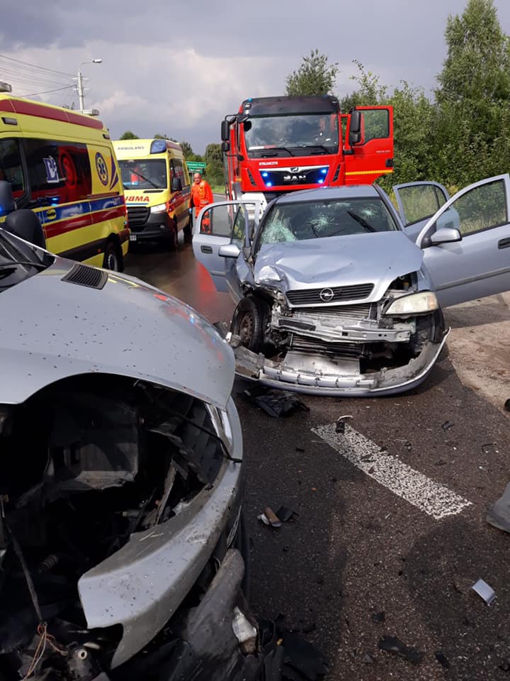 Zderzenie opla z renaultem na skrzyżowaniu. Droga jest zablokowana (zdjęcia)