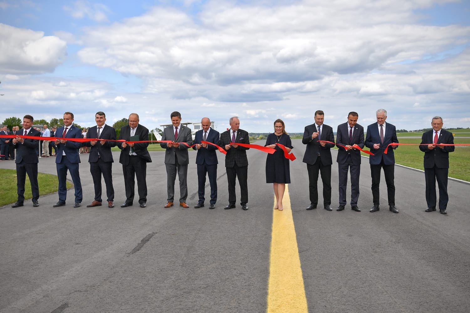Lotnisko w Depułtyczach już z nowym pasem startowym. Dzisiaj odbyło się jego otwarcie (zdjęcia)