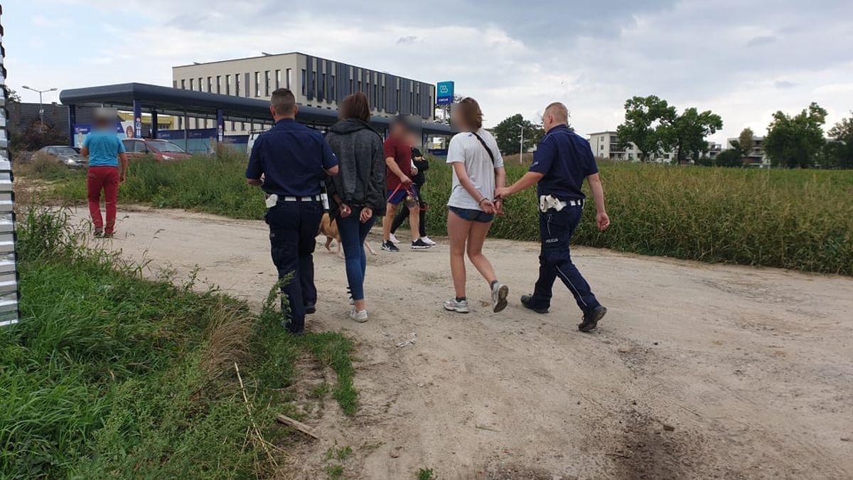 Dostrzegł auto, które mu skradziono w weekend. Kierowca chciał uciec policjantom, wjechał w ślepą uliczkę (zdjęcia)