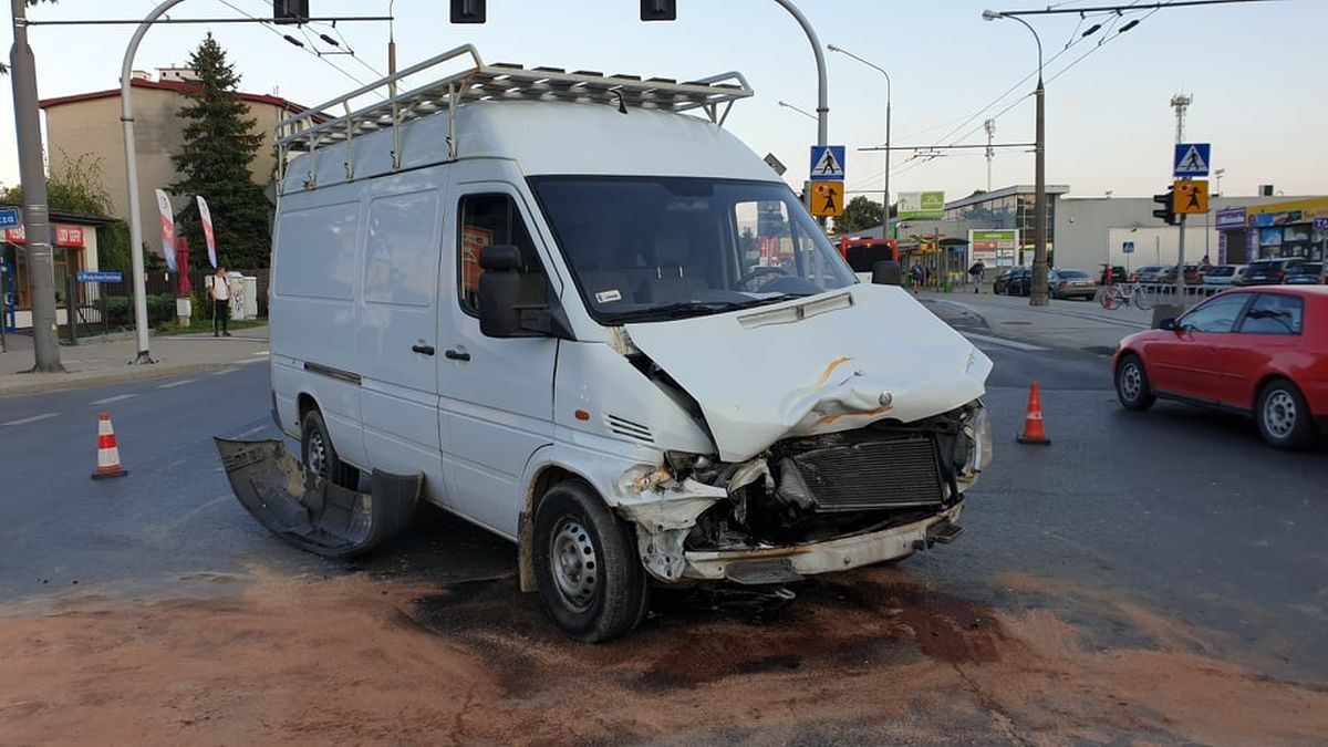 Zderzył się z rębakiem do gałęzi. Jeden z kierowców wjechał na skrzyżowanie na czerwonym (zdjęcia)